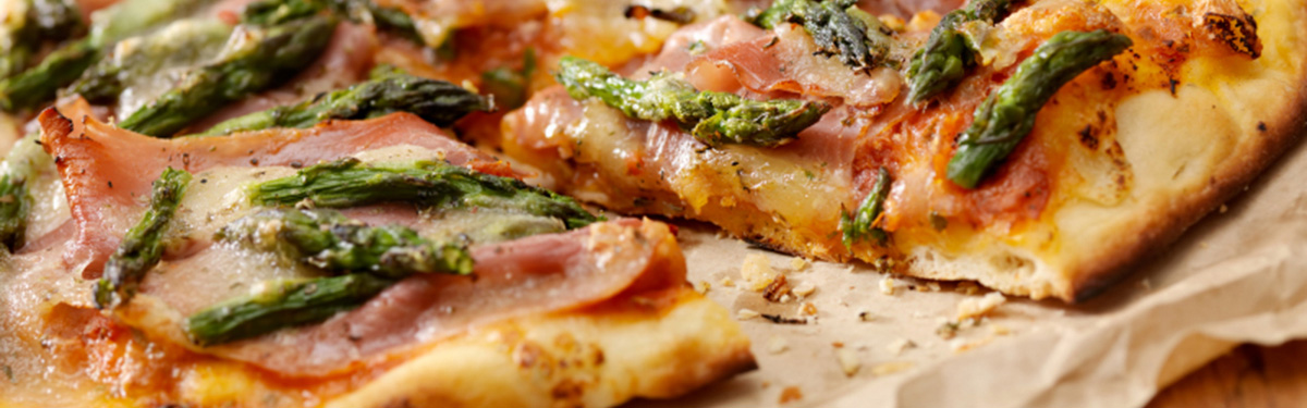 Grilled Asparagus, Prosciutto and Mozzarella Pizza